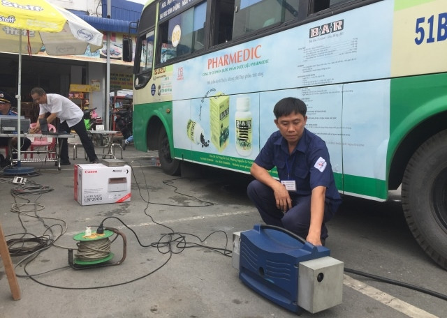 Lực lượng Thanh tra Sở GTVT và cơ quan đăng kiểm, kiểm tra khí thải phương tiện ô-tô tại Bến xe Miền Tây, sáng 6-11. 