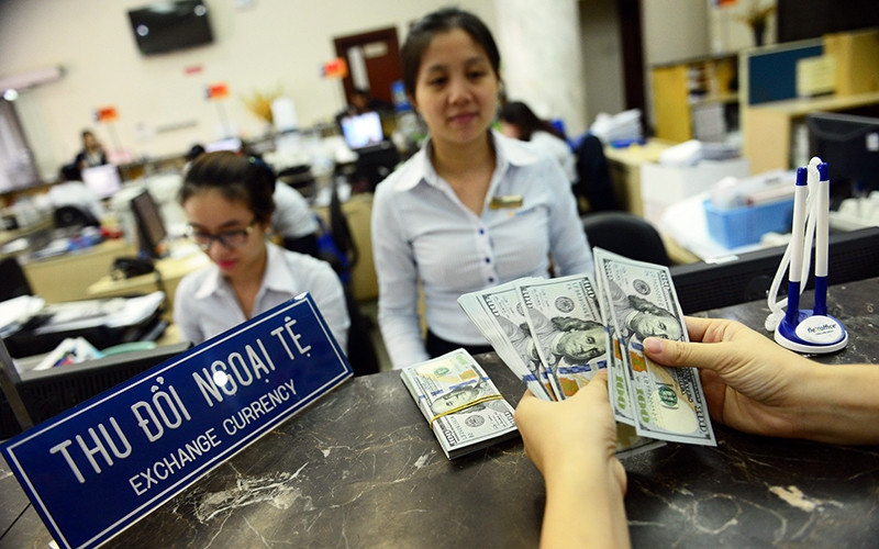 Giá bán USD tại ngân hàng liên tục đi lên từ đầu tuần này. (Ảnh minh họa giao dịch USD tại ngân hàng).