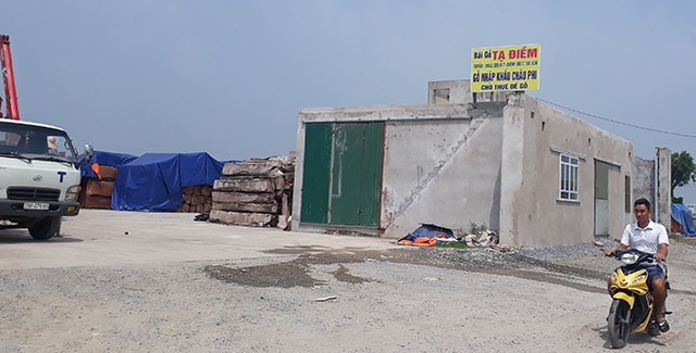 Khu tập kết gỗ tại xã Văn Tự (Thường Tín) dựng nhà xưởng trái phép, đã bị phá bỏ còn trơ gian nhà xây.