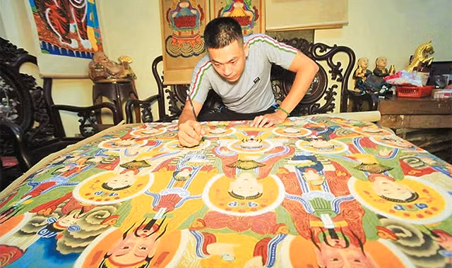 Nghệ nhân Lê Hoàn vẽ tranh dân gian Hàng Trống.
