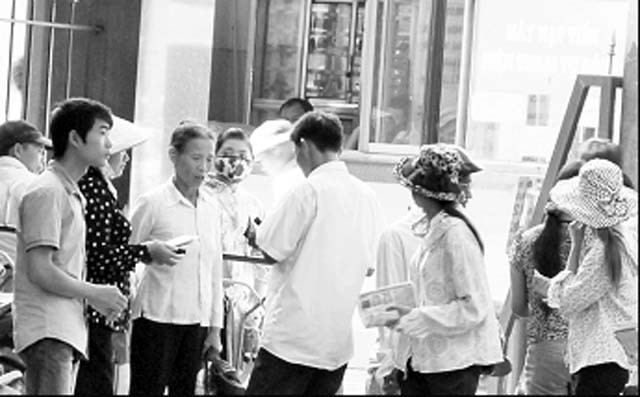 "Cò mồi" mời khách mua giấy chứng nhận sức khỏe.