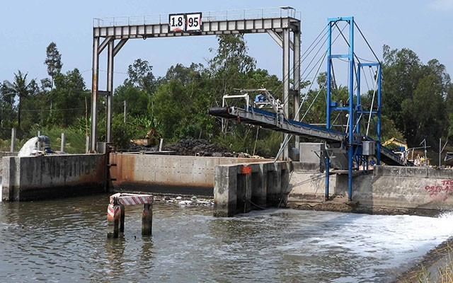 Cống Trùm Thuật gặp sự cố rò rỉ mặn vào vùng ngọt.