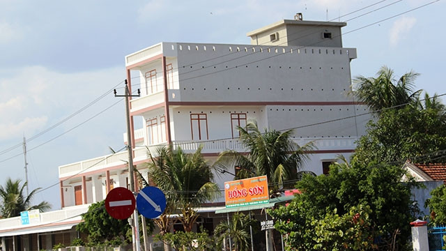 Các nhà yến cao tầng xây tự phát ở Đông Hòa.