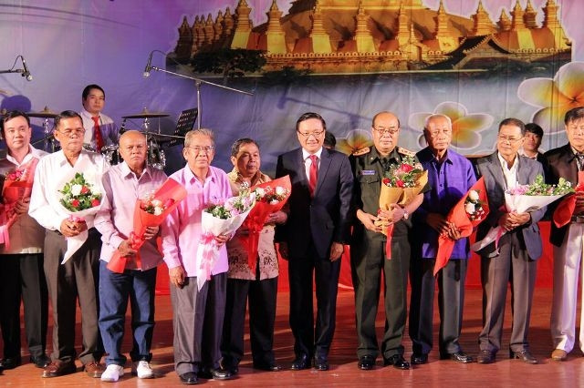 Đại sứ Nguyễn Bá Hùng (giữa) tặng hoa cho các thành viên Ban tổ chức và các tác giả tham dự đêm chung kết 30-8.