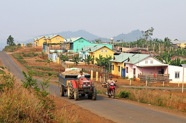 Đường giao thông liên xã tại huyện Đác Glong (Đác Nông) được đầu tư mở rộng, tạo điều kiện thuận lợi để lưu thông hàng hóa. Ảnh: NGỌC MAI