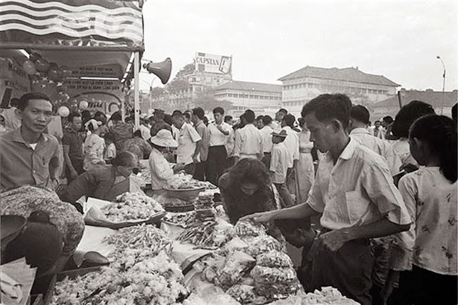 Hàng hóa bày bán ở các chợ Sài Gòn vào dịp cận Tết. (Ảnh Tư liệu)
