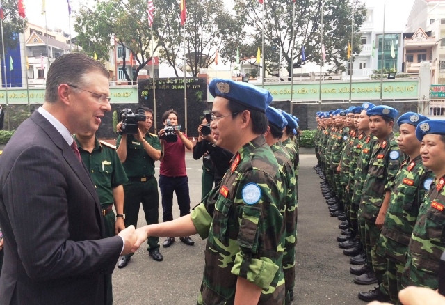 Đại sứ Hoa Kỳ tại Việt Nam trao đổi cùng cán bộ chiến sĩ bệnh viện.