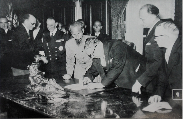 Chủ tịch Hồ Chí Minh và Bộ trưởng Hải ngoại Pháp M.Mu-tê ký bản Tạm ước Việt - Pháp, ngày 14-9-1946.