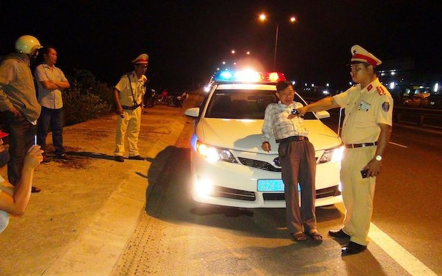 Lái xe Ngô Ngọc (SN 1968, trú xã Bình Tú, Thăng Bình, Quảng Nam) điều khiển ô-tô trong lúc say xỉn và có hành vi xúc phạm lực lượng cảnh sát giao thông, tối 27-10-2016. Lái xe này sau đó đã bị xử phạt