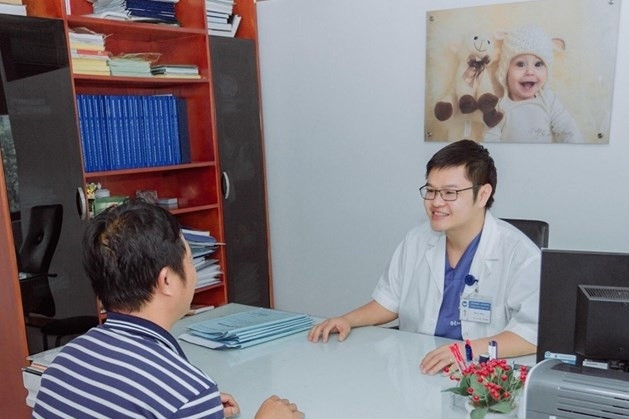 Bác sĩ Hà Ngọc Mạnh tư vấn cho một bệnh nhân. 