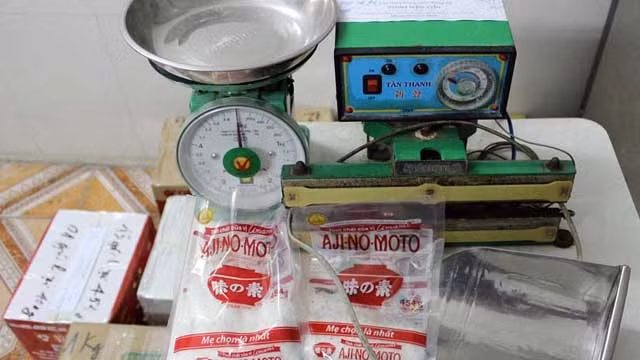 Triệt phá ổ sản xuất, tiêu thụ mì chính Ajinomoto giả