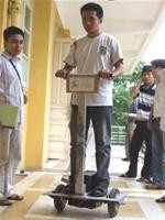 Đi thử xe tự cân bằng “made in
Việt Nam” trong khuôn viên
Trường ĐH Bách khoa Hà Nội.