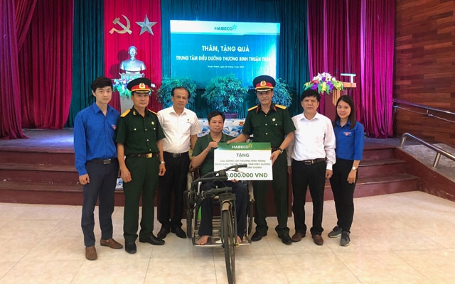 HABECO tặng Trung tâm điều dưỡng thương binh Thuận Thành suất quà trị giá 100 triệu đồng.