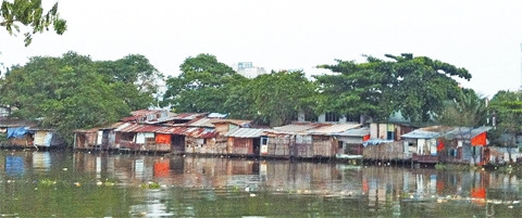 Tình trạng lấn chiếm kênh, rạch trên địa bàn thành phố vẫn diễn ra hết sức phức tạp.  Ảnh: QUANG QUÝ