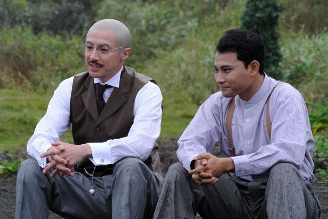 Phan Bội Châu và bác sĩ Asaba trong phim.