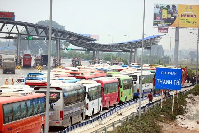 Xe khách xếp hàng tại trạm thu phí trên cao tốc Pháp Vân - Cầu Giẽ. (ẢNH: DUY LINH)
