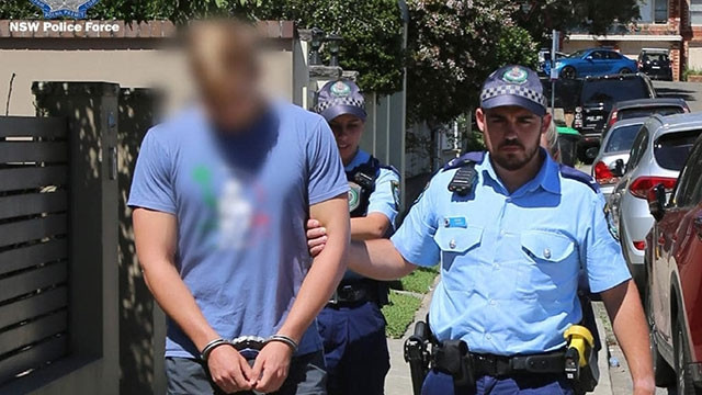 Thủ phạm ấu dâm Kyle James Henk Daniels bị bắt giữ. Ảnh: DAILY TELEGRAPH