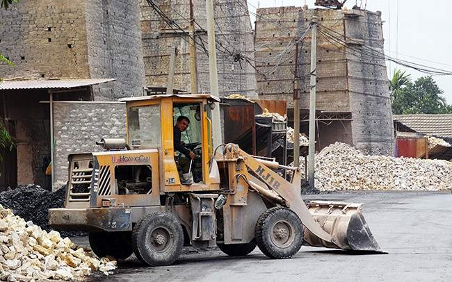 Các lò vôi thủ công đang hoạt động tại xã Minh Tân, huyện Thủy Nguyên (Hải Phòng).