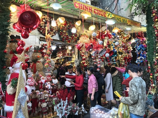 Khách hàng tấp nập đi mua đồ Giáng sinh trên phố Hàng Mã.