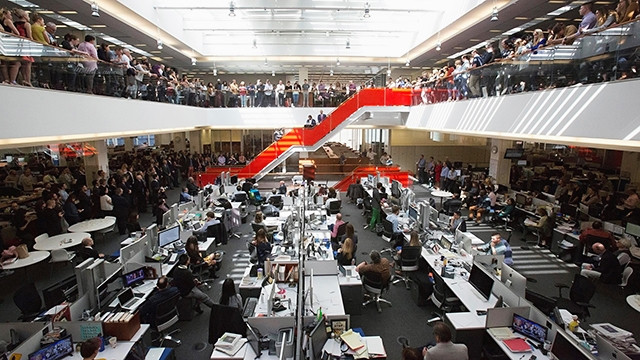 Một buổi họp tại phòng tin tức của báo The New York Times. Ảnh: THE NEW YORK TIMES