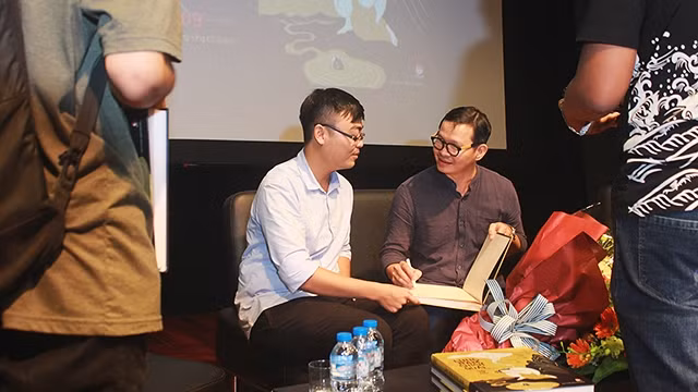 Họa sĩ Tạ Huy Long giao lưu với độc giả.