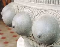 Dãy vú đá nguyên bản đã bị du khách xoa mòn láng trên bệ thờ Uroja.