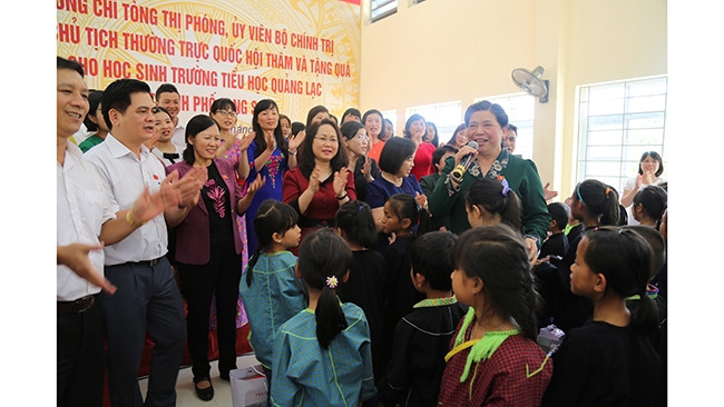 Đồng chí Tòng Thị Phóng, Ủy viên Bộ Chính trị, Phó Chủ tịch thường trực Quốc hội giao lưu với các cháu học sinh tỉnh Lạng Sơn.