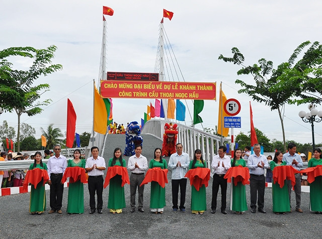 Cầu Thoại Ngọc Hầu đóng vai trò quan trọng trong phát triển kinh tế - xã hội ở địa phương.