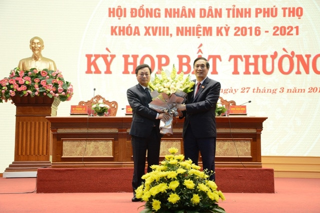 Bí thư Tỉnh ủy Phú Thọ, Bùi Minh Châu tặng hoa chúc mừng Chủ tịch UBND tỉnh Phú Thọ, Bùi Văn Quang.