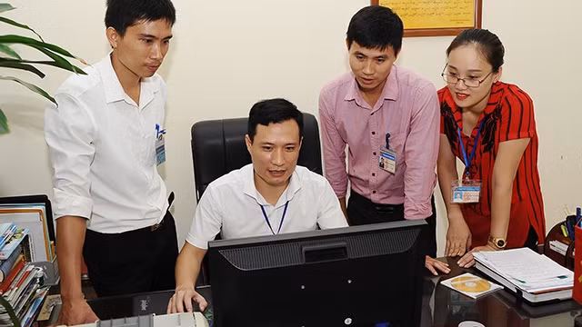 Các cán bộ trẻ phường Mộ Lao, Hà Đông họp triển khai công việc.