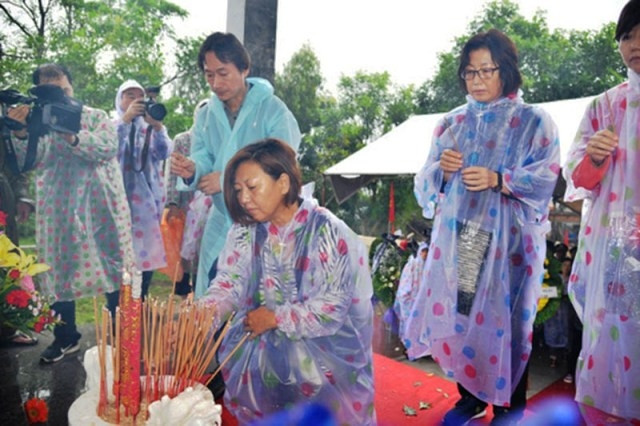 Những người yêu chuộng hòa bình đến từ Hàn Quốc dâng hương tưởng niệm nạn nhân trong vụ thảm sát ở Bình Hòa.