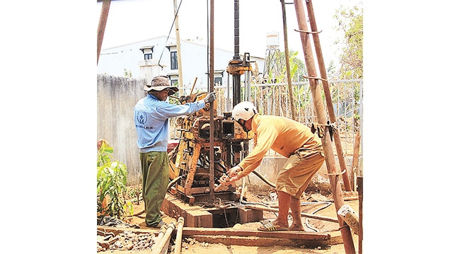 Quá nhiều giếng khoan khai thác nước ngầm tại nhà là một nguyên nhân khiến đất nền TP Hồ Chí Minh bị lún sụt nghiêm trọng. Trong ảnh: Một hộ dân ở quận Thủ Ðức tiến hành khoan giếng.