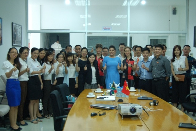 Hai chị em Ness và Vicky đứng cạnh Lãnh sự quán Nam Phi Đỗ Thị Kim Liên (áo dài xanh).