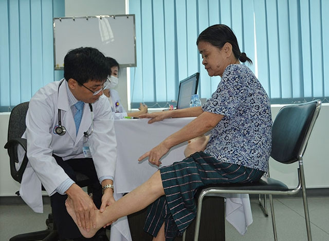 Bệnh nhân Campuchia được bác sĩ trưởng khoa xương khớp Bệnh viện Chợ Rẫy TP Hồ Chí Minh khám bệnh.