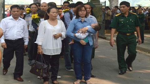 Những người dân được vào viếng đầu tiên.