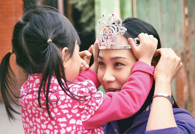 Vương miện người đẹp nhất con dành tặng mẹ. Ảnh: NGUYỄN ĐĂNG