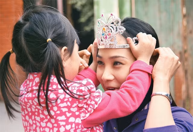 Vương miện người đẹp nhất con dành tặng mẹ. Ảnh: NGUYỄN ĐĂNG