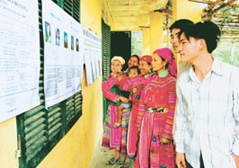 Cử tri thôn Rịa, xã Đạo Viện (Yên Sơn,
Tuyên Quang) xem danh sách người ứng
cử đại biểu Quốc hội khóa XII tại khu vực
bỏ