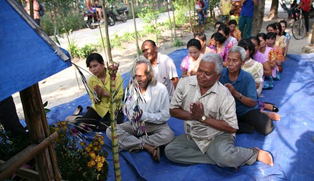Nghi lễ cúng đất của người Tà Mun được Sở Văn hóa, Thể thao và Du lịch tỉnh Tây Ninh phục dựng tại ấp Tân Ðịnh 2, xã Suối Ðá, huyện Dương Minh Châu.