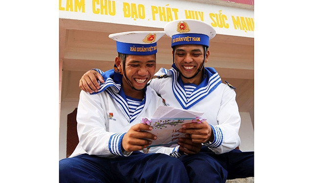 Chiến sĩ Hải quân đọc thư gửi từ đất liền. Ảnh: TRẦN THÀNH