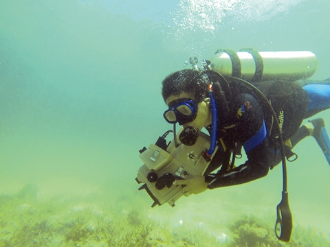 Đạo diễn Nguyễn Tài Văn tác nghiệp dưới nước tại Quần đảo Trường Sa.