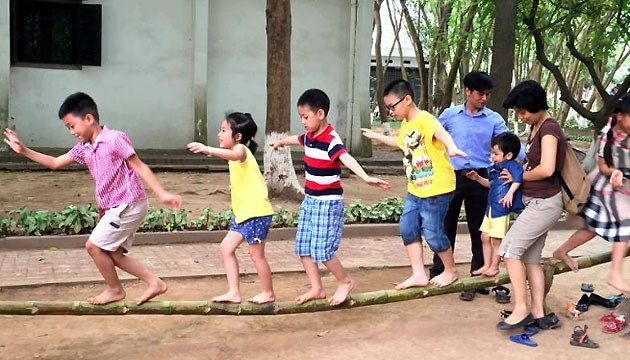 Trò đi cầu tre được các em nhỏ rất yêu thích.