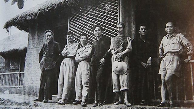 Bức ảnh chụp bảy văn nghệ sĩ trước trụ sở Hội Văn nghệ ở xóm Chòi (Thái Nguyên) - một bức ảnh nổi tiếng của Trần Văn Lưu.