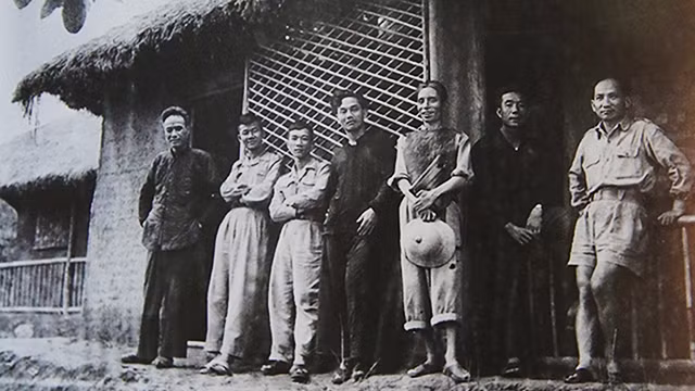 Bức ảnh chụp bảy văn nghệ sĩ trước trụ sở Hội Văn nghệ ở xóm Chòi (Thái Nguyên) - một bức ảnh nổi tiếng của Trần Văn Lưu.