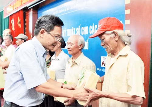 Truyền hình An Viên phối hợp Sở Thông tin và Truyền thông Hà Nội trao đầu thu kỹ thuật số tặng các hộ nghèo trên địa bàn Thủ đô.