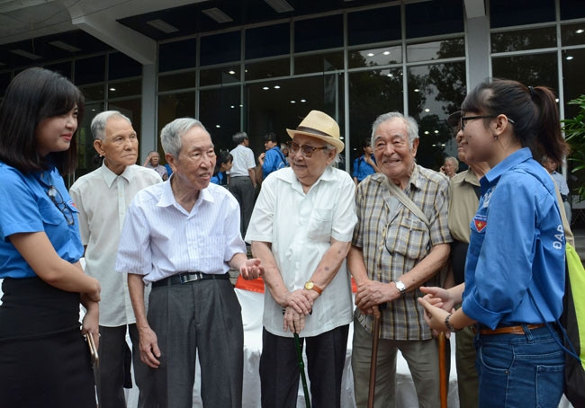 Các thành viên đội Thanh niên cứu quốc thành Hoàng Diệu gặp gỡ các đoàn viên, thanh niên Thủ đô. Ảnh: DUY LINH