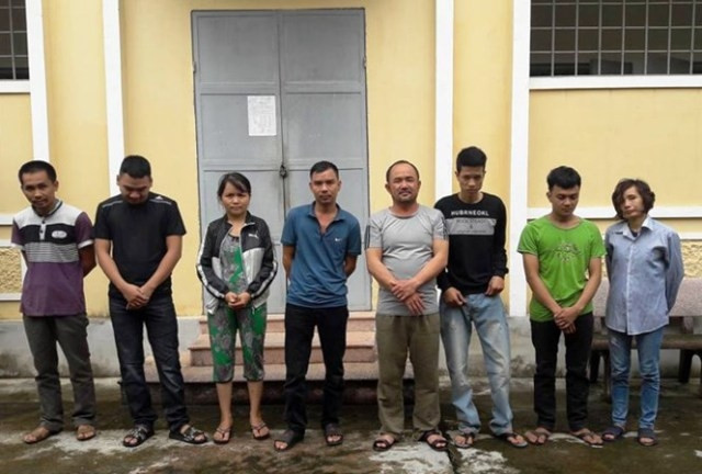 Các đối tượng đánh bạc bằng hình thức lô đề ở huyện Anh Sơn (Nghệ An) bị bắt giữ.