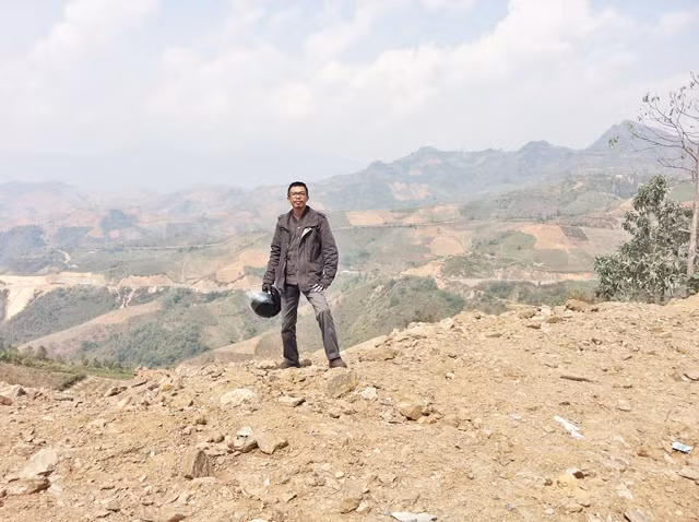 Họa sĩ Mai Duy Minh trong hành trình về Ðiện Biên Phủ.