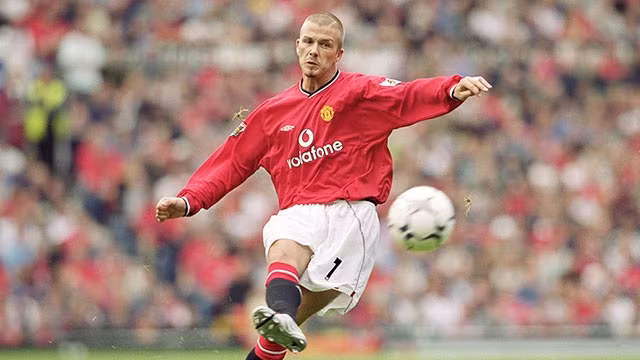 Beckham “đánh bại” Pirlo trên... internet