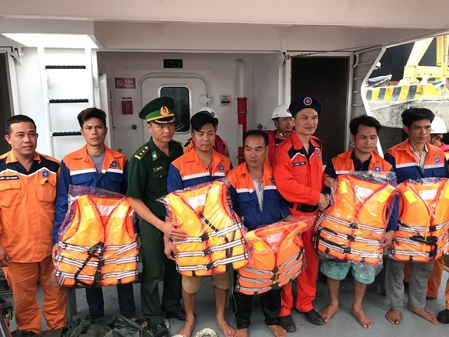 Các ngư dân được đưa về bờ an toàn sáng nay. 